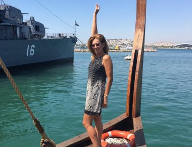 Στην τριήρη Ολυμπιάς του ΠΝ η Ευγενία Μανωλίδου: «Νενικήκαμεν» (φωτό)